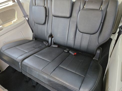 Used 2016 Chrysler Town & Country Touring FWD image 10