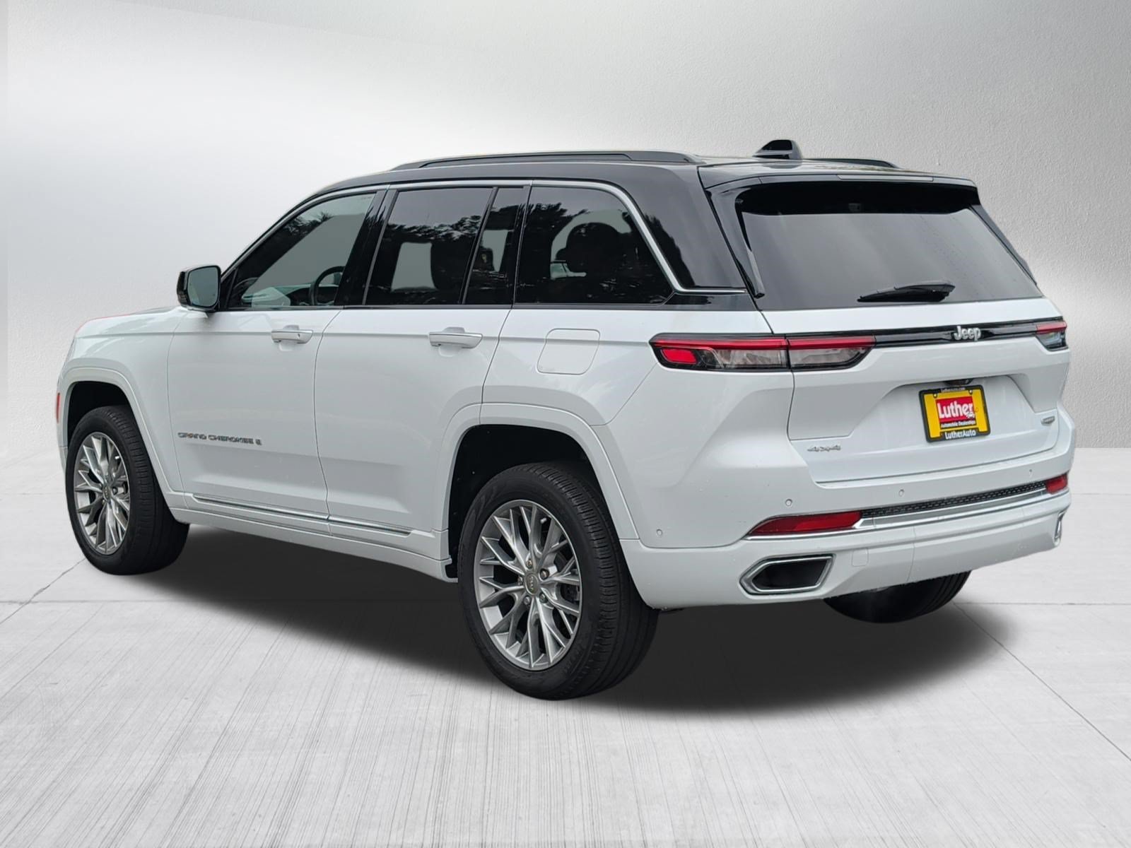 Used 2024 Jeep Grand Cherokee Summit AWD/4WD image 5