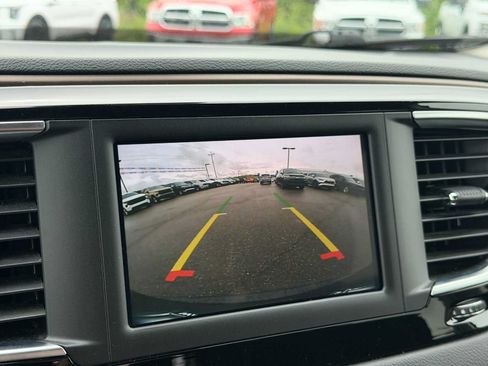 Used 2023 Chrysler Voyager LX FWD image 2