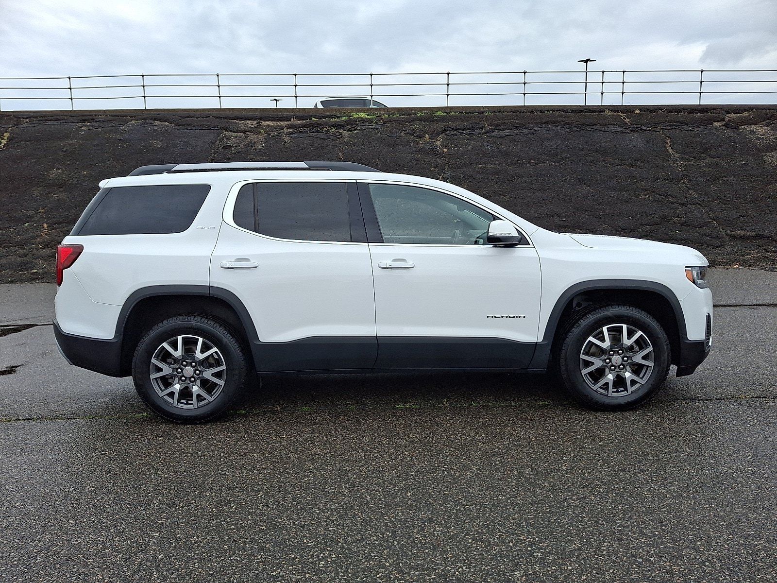 Used 2023 GMC Acadia SLE w/ Driver Convenience Package FWD image 7