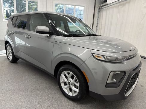 Used 2022 Kia Soul LX w/ Technology Package FWD image 3