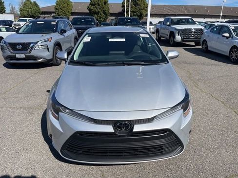 Used 2025 Toyota Corolla LE image 2