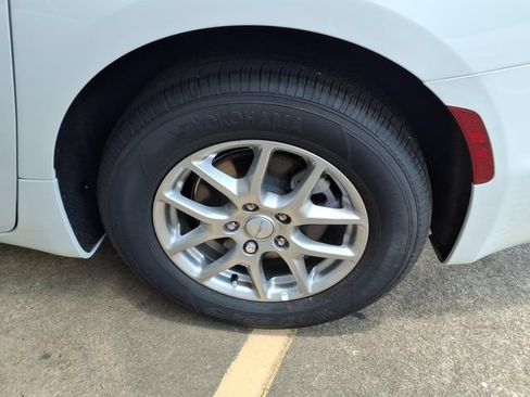 New 2027 Chrysler Pacifica Select FWD image 18