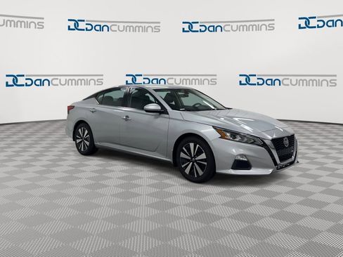 Used 2022 Nissan Altima 2.5 SV FWD image 2