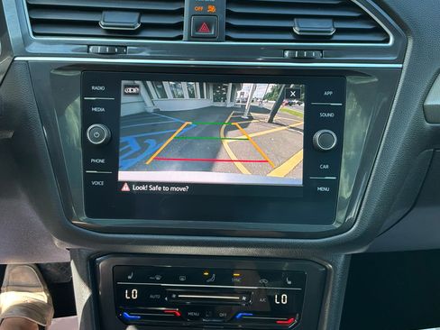 Used 2022 Volkswagen Tiguan SE w/ Panoramic Sunroof Package AWD/4WD image 10