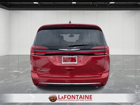 New 2026 Chrysler Pacifica Select image 4