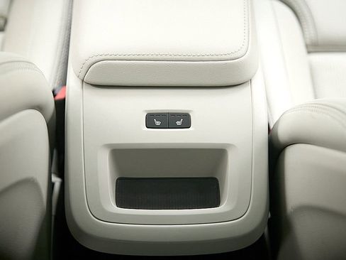 Certified 2024 Volvo XC60 T8 Ultimate w/ Protection Package Premier image 24