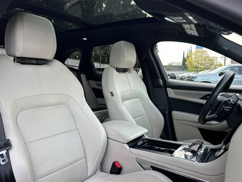 Used 2023 Jaguar F-PACE R-Dynamic S image 31