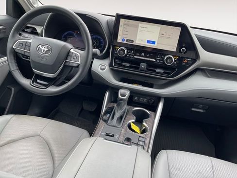 Used 2024 Toyota Highlander Limited image 10