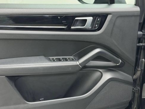 Used 2022 Porsche Cayenne AWD/4WD image 15