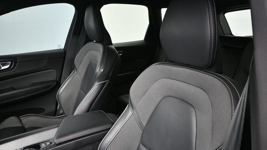 Used 2022 Volvo XC60 T8 R-Design w/ Advanced Package AWD/4WD image 4