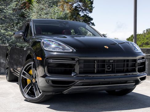 Certified 2022 Porsche Cayenne Turbo S AWD/4WD image 9