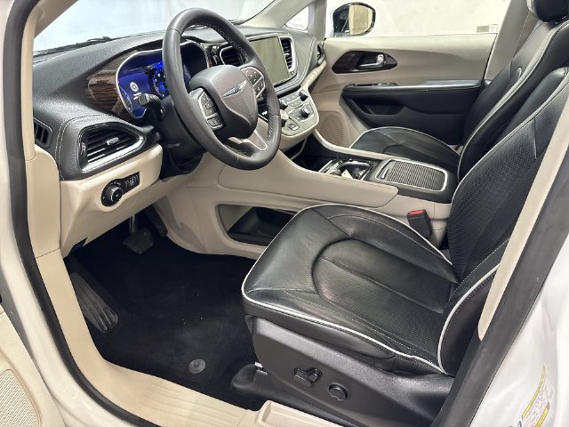 Used 2023 Chrysler Pacifica Limited FWD image 12