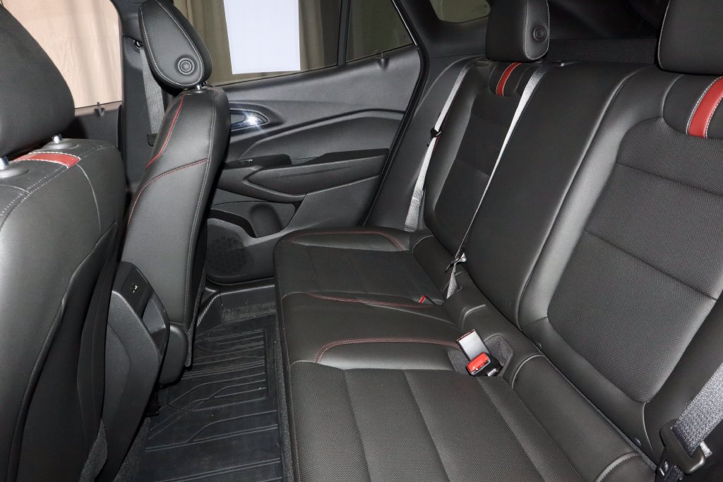 Used 2025 Chevrolet Trax RS FWD image 17