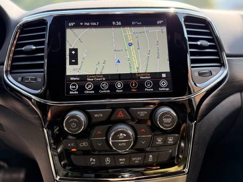 Used 2022 Jeep Grand Cherokee Laredo X AWD/4WD image 7