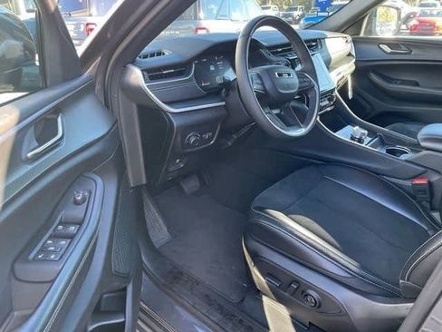 Used 2024 Jeep Grand Cherokee L Laredo image 9