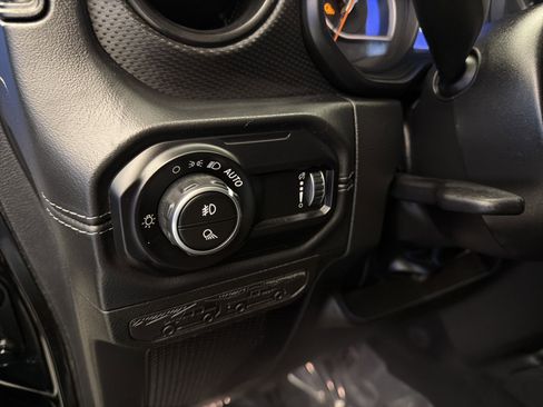 Used 2024 Jeep Gladiator Rubicon w/ Technology Group image 15