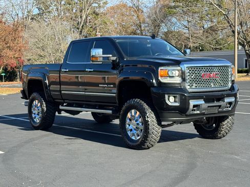 Used 2016 GMC Sierra 2500 Denali w/ Duramax Plus Package AWD/4WD image 4