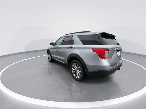 Used 2022 Ford Explorer XLT w/ Equipment Group 202A image 6