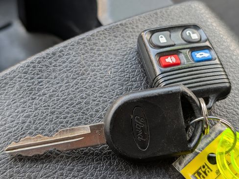 Used 2005 Ford Mustang Deluxe image 28