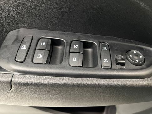 Used 2025 Hyundai Venue SEL FWD image 12