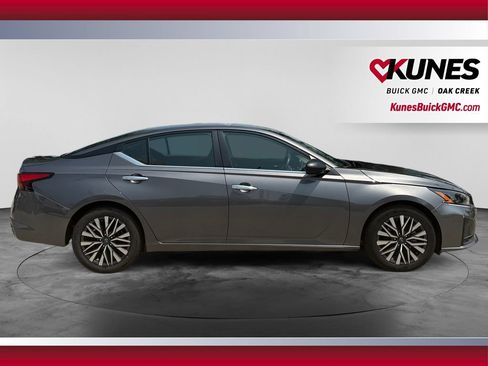 Used 2024 Nissan Altima 2.5 SV FWD image 12