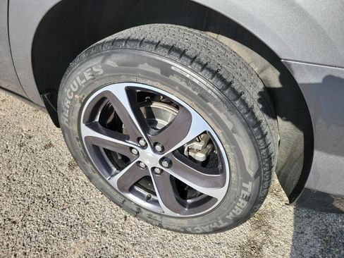 Used 2019 Buick Enclave Essence w/ LPO, Sport Appearance Package FWD image 9