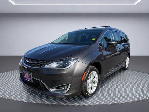 Used 2020 Chrysler Pacifica Touring-L w/ Tire & Wheel Group FWD image 2