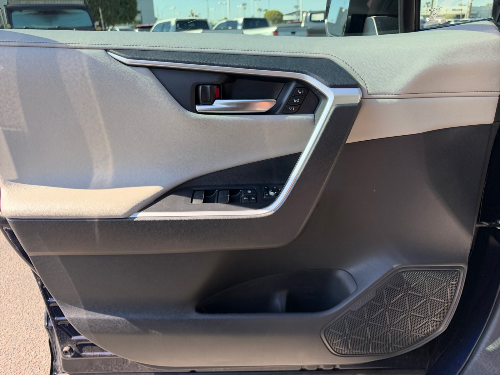 Used 2020 Toyota RAV4 Limited FWD image 13