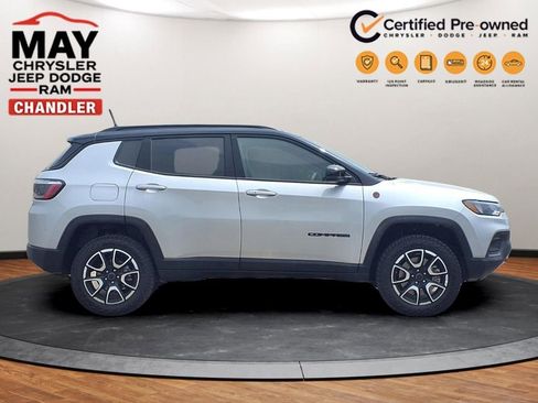 Used 2025 Jeep Compass Trailhawk AWD/4WD image 2