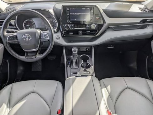 Used 2022 Toyota Highlander XLE image 11