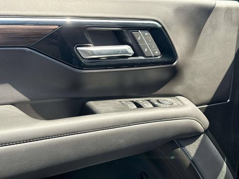 Used 2025 Chevrolet Suburban Z71 AWD/4WD image 22
