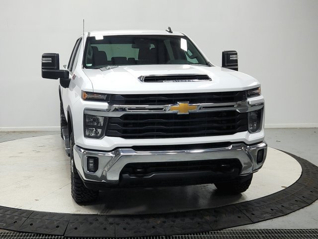 Used 2025 Chevrolet Silverado 2500 LT AWD/4WD image 3