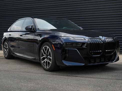 Used 2025 BMW i7 xDrive60 AWD/4WD image 38