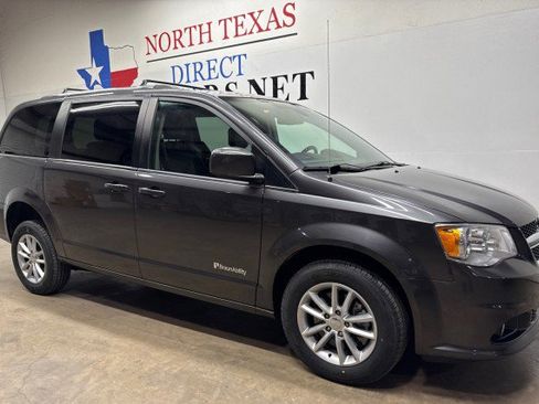Used 2019 Dodge Grand Caravan SXT FWD image 3