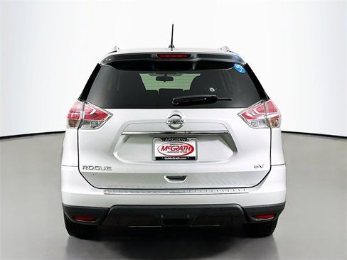 Used 2016 Nissan Rogue SV w/ SV Moonroof Package image 16
