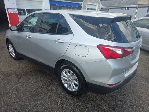 Used 2020 Chevrolet Equinox LS w/ LS Convenience Package FWD image 4