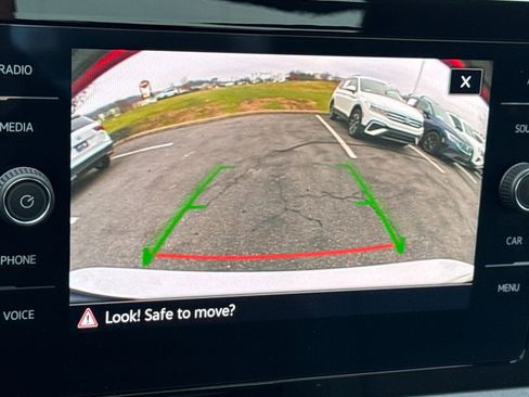 Certified 2025 Volkswagen Jetta SE w/ Sunroof Package image 18