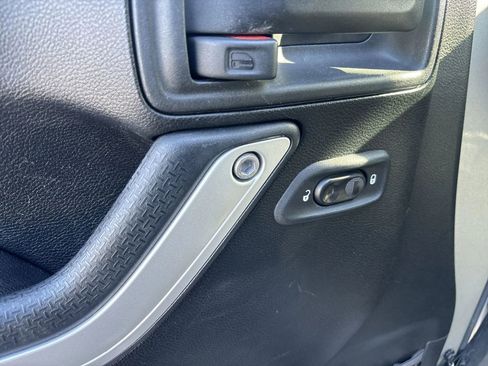 Used 2017 Jeep Wrangler Unlimited Sahara w/ Connectivity Group AWD/4WD image 15