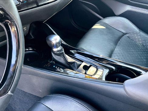 Used 2020 Toyota C-HR Limited FWD image 12