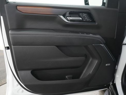 Used 2025 GMC Yukon XL Denali AWD/4WD image 23
