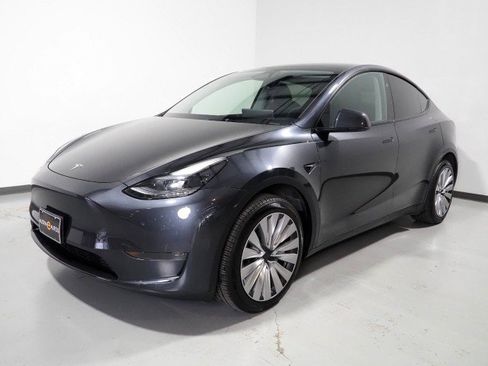 Used 2025 Tesla Model Y Long Range RWD image 11
