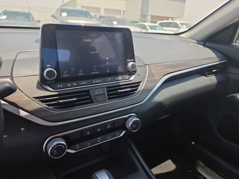 Used 2025 Nissan Altima 2.5 SV FWD image 25