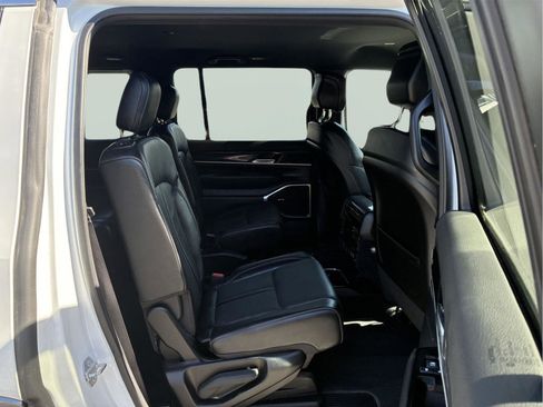 Used 2022 Jeep Wagoneer Series III w/ Flexible Seating Group AWD/4WD image 14
