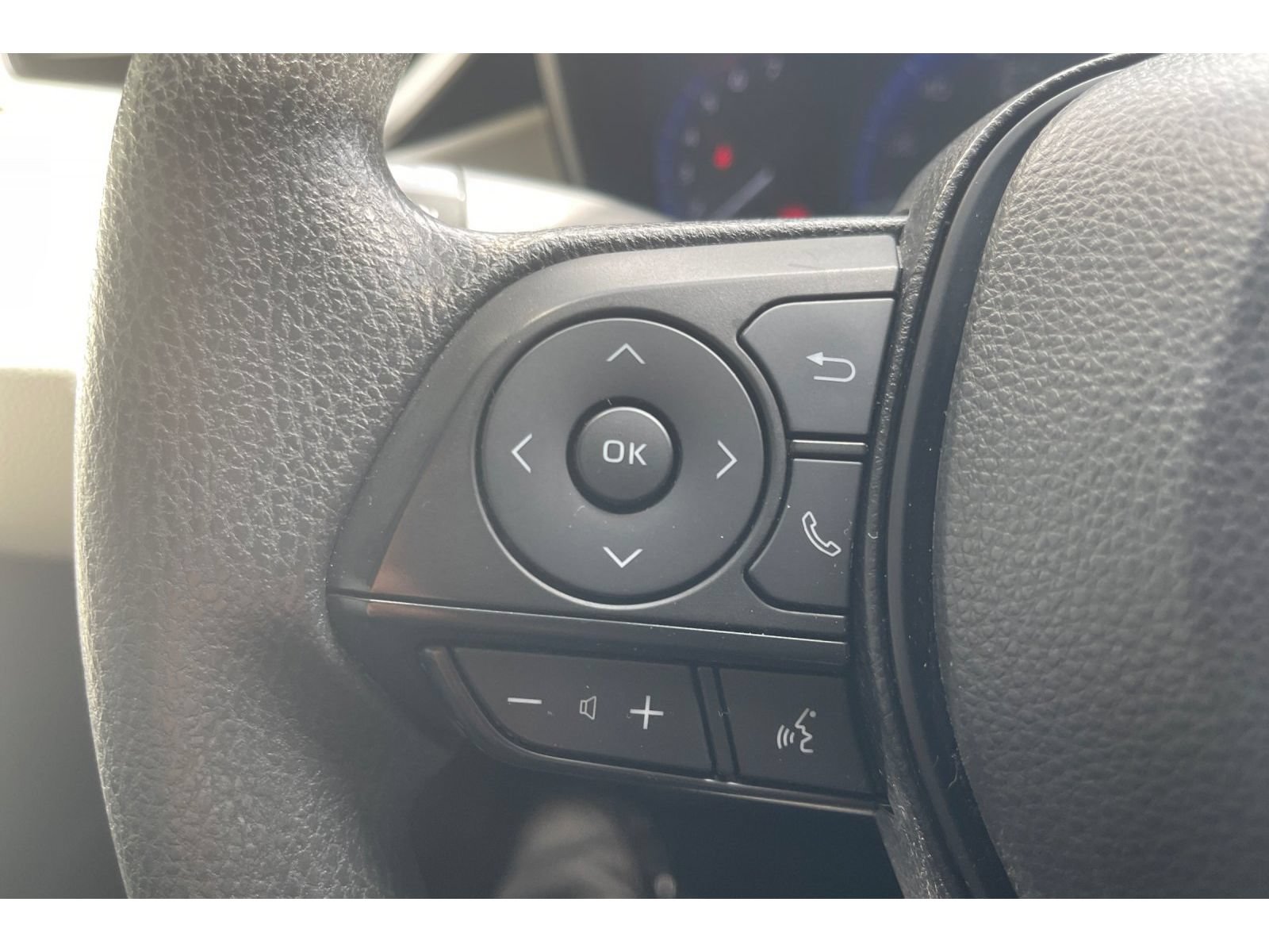 Used 2022 Toyota Corolla LE w/ Carpet Mat Package (TMS) FWD image 32