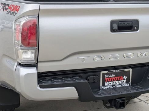Used 2022 Toyota Tacoma TRD Sport image 9