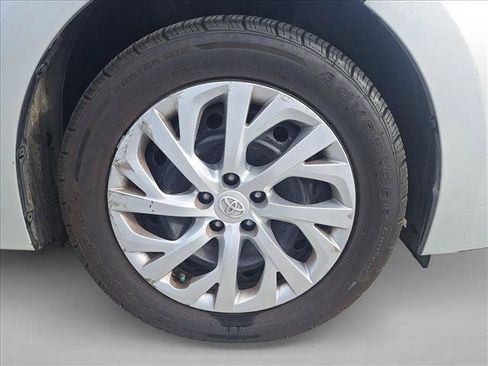 Used 2018 Toyota Corolla LE image 19