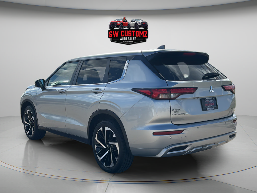 Used 2024 Mitsubishi Outlander AWD image 5
