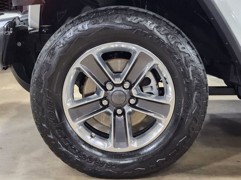 Used 2019 Jeep Wrangler Unlimited Sahara AWD/4WD image 19