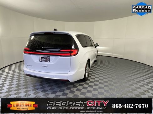 Used 2024 Chrysler Pacifica Touring-L image 7
